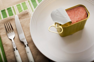 Đồ ăn đóng hộp: Ẩn họa khôn lường